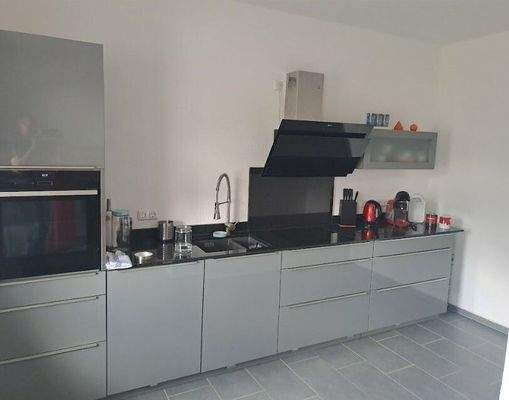 Offener Küchenbereich mit EBK