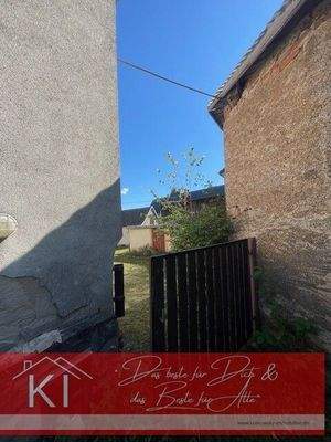 Durchgang hinter Scheune in Vorgarten