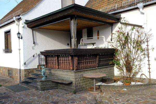 Eingangsbereich mit überdachter Freisitzfläche.JPG