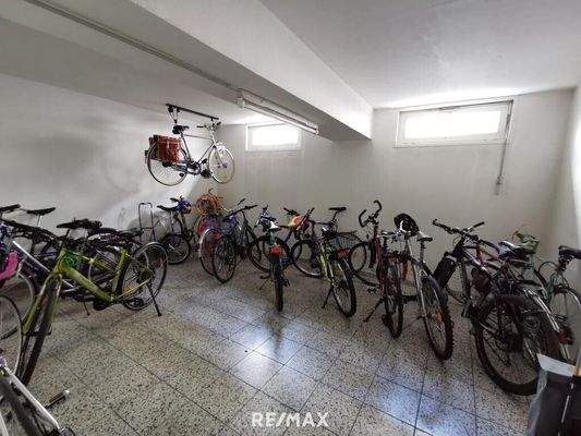 Fahrrad- und Kinderwagenabstellraum