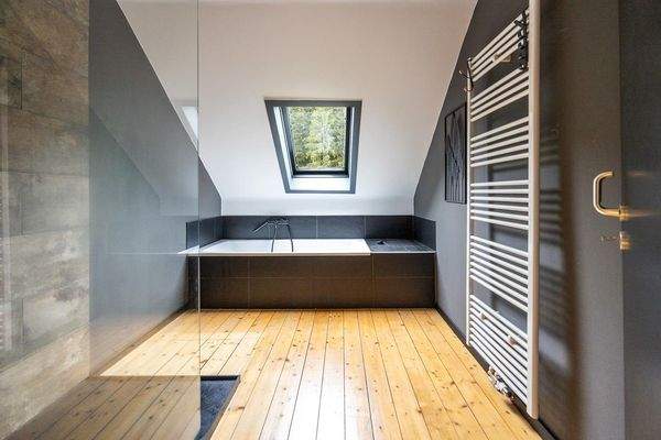 OG: Tageslichtbad mit Badewanne und Dusche