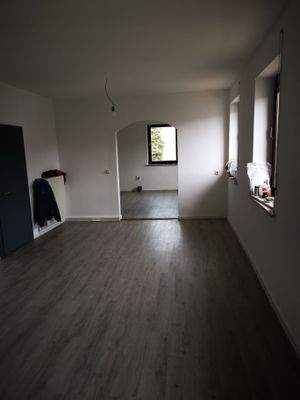 Wohnzimmer mit Durchgang zur Küche.jpg