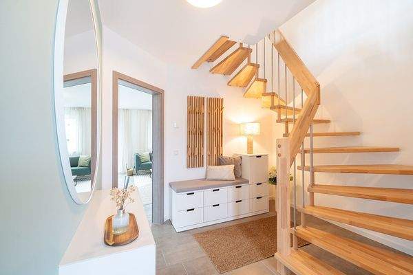 Musterhaus Flur mit Treppenaufgang