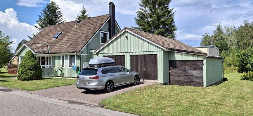 Frontansicht mit Doppelgarage