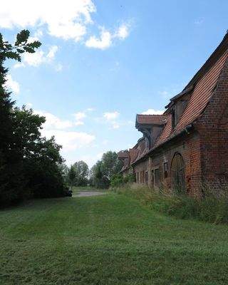 unter d.Rasen liegt d.Pflaster