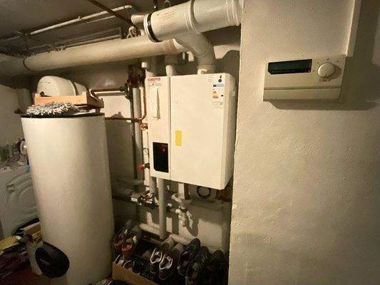 Gasbrennwert-Heizungsanlage mit Warmwasserkessel