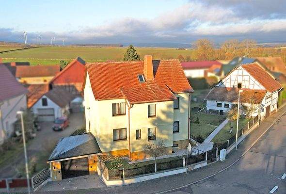 Blick auf die Immobilie und das Nebengelass