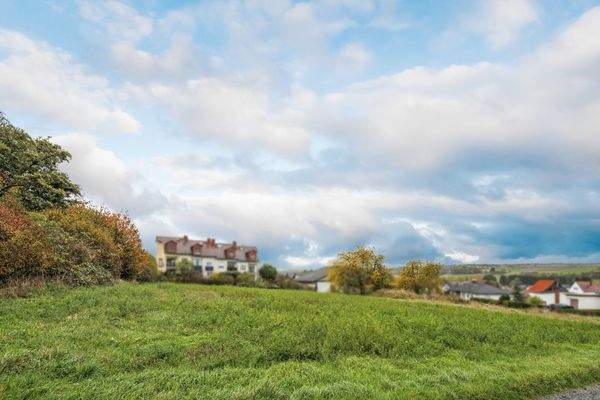 Blick von hinten vom Feld 