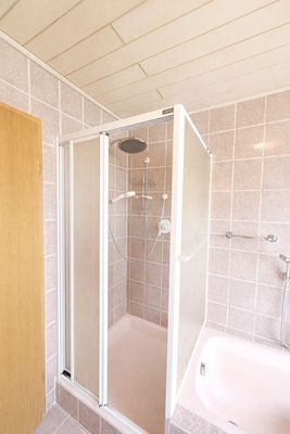 Badezimmer mit Dusche
