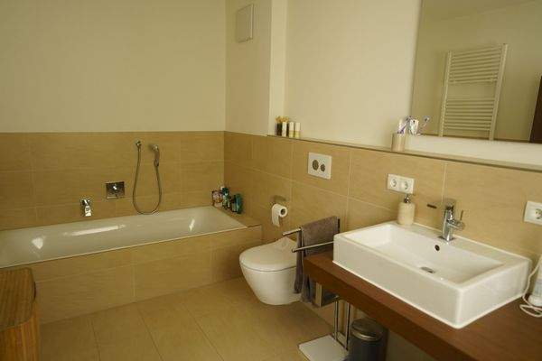 Tageslichtbad mit Badewanne