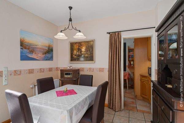 Essbereich direkt hinter der Küche.