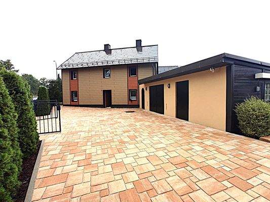 Wohnhaus Vorplatz Garage