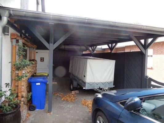 Carport mit davor liegendem Stellplatz