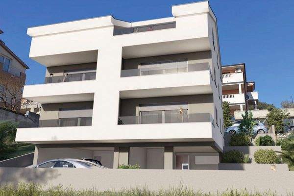 Wohnanlage mit großen Balkonen und klarer Fassadengestaltung