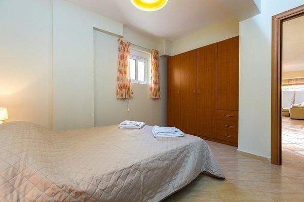 Kreta, Panormos: Haus mit 2 Wohnungen in einer Wohnanlage zu verkaufen