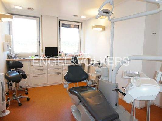 Behandlungszimmer in der Zahnarztpraxis im 1. Obergeschoss