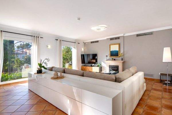 Heller Wohnbereich mit Blick in den Garten