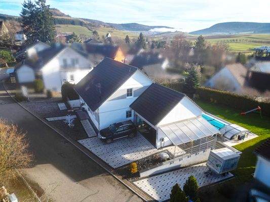 Gebäudeansicht Straßenseite - Drohne
