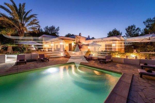 Swimmingpool bei Nacht