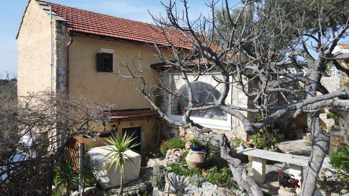 Kreta, Paleloni – Traditionelles kretisches Haus mit ikonischen Steinbögen