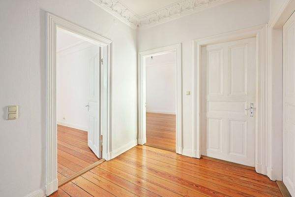 Auch im Flur finden sich Stuck und Stil