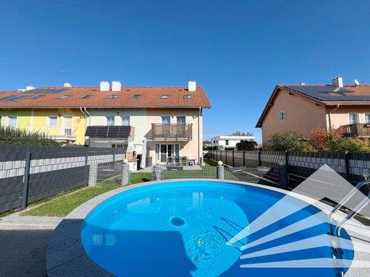 Hausansicht inkl. Garten und Pool