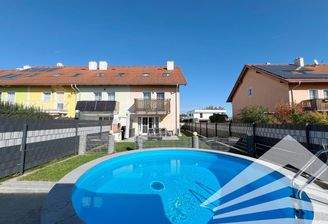 Hausansicht inkl. Garten und Pool