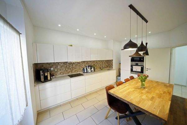 Küche mit direktem Zugang zum Balkon