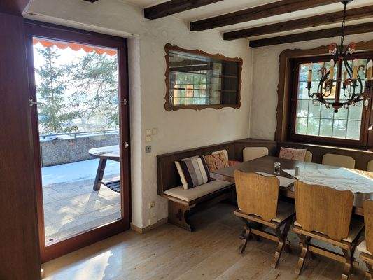 Essbereich mit Zugang zur Terrasse