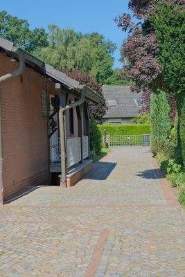 Auffahrt und Kellerzugang