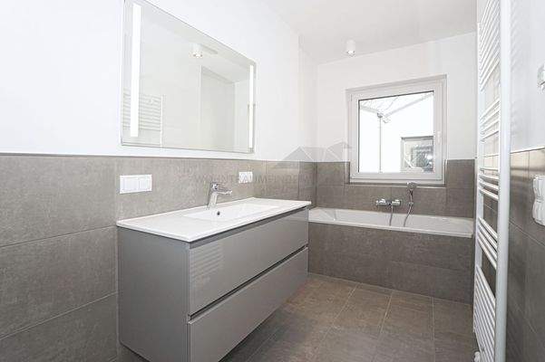 Detail Wanne und Waschtisch