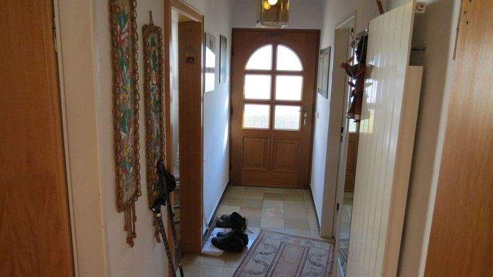 Flur mit Hauseingangstür