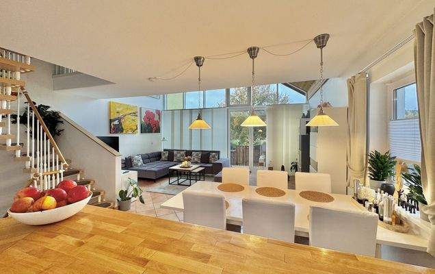 Blick von der Küche in den Wohnbereich (2)