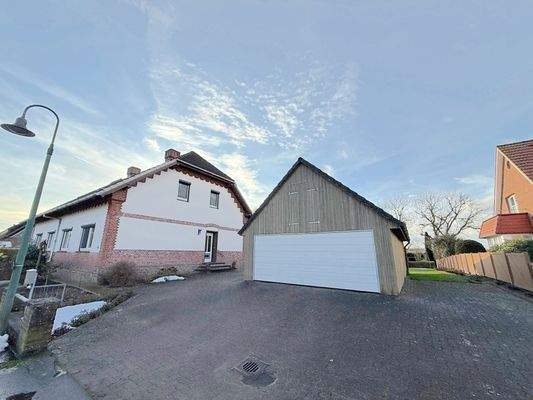 Große Auffahrt mit Doppelgarage