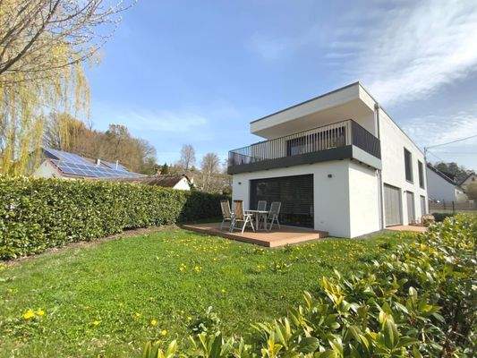 überschaubarer grüner Garten