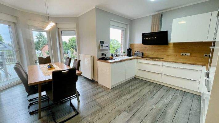 Küche mit Einbauküche