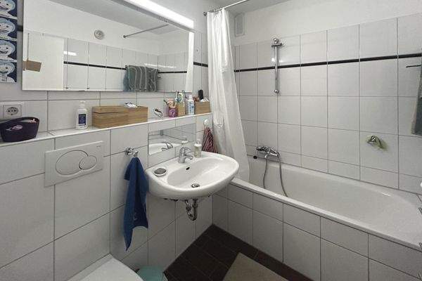 Wannenbad mit WC (innenliegend)