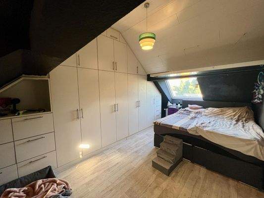 Schlafzimmer mit Einbauschrank