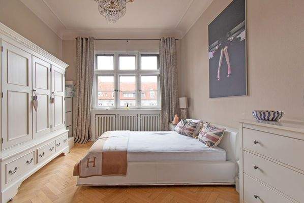 Großzügiges und ruhiges Schlafzimmer