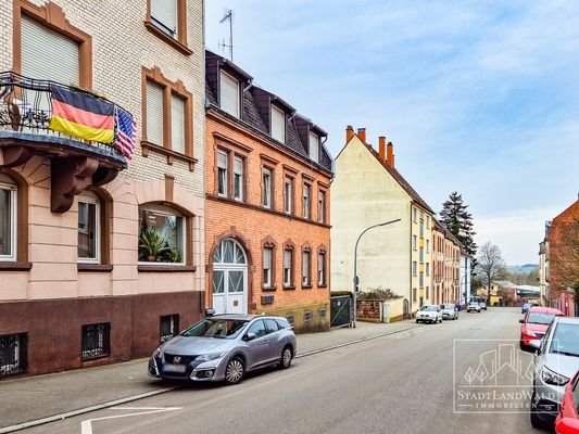 Straßenansicht - links