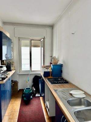 Bozen Zentrum, Nähe Universität, Investitionsobjekt, Studenten-WG geeignet, 4. Stock mit Aufzug, Große Wohnküche, Kleine Terrasse, 4 große Schlafzimmer, 2 Balkone, Großes Badezimmer, Abstellkammer, Keller inklusive, Gemeinschaftlicher Dachboden, Hohe Miet