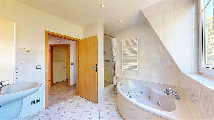 Dachgeschoss Bad mit Whirlpool und Dusche
