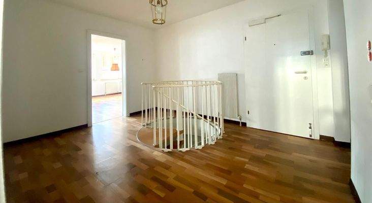 Foyer mit Wendeltreppe in das Untergeschoß