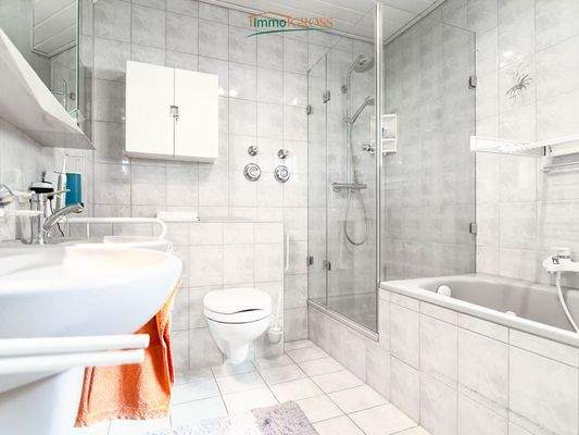 Badezimmer mit Dusche und Badewanne