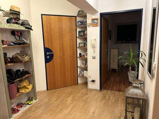 Li. Eingangstür re. Schlafzi. 