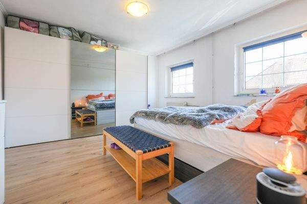 Schlafzimmer mit Zugang Badezimmer