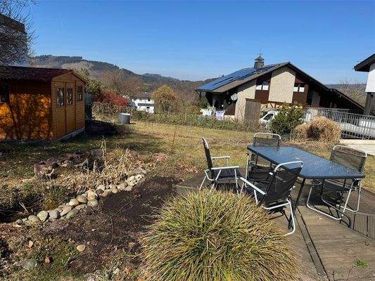 Gartenteich mit Gartenterrasse