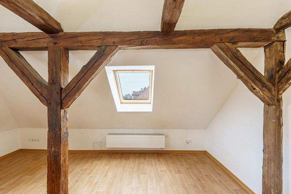 Offener Wohnraum im Dachgeschoss