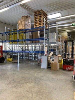 Hochregal-Versandbereich