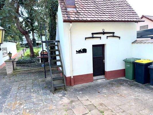 Innenhof mit Nebengebäude